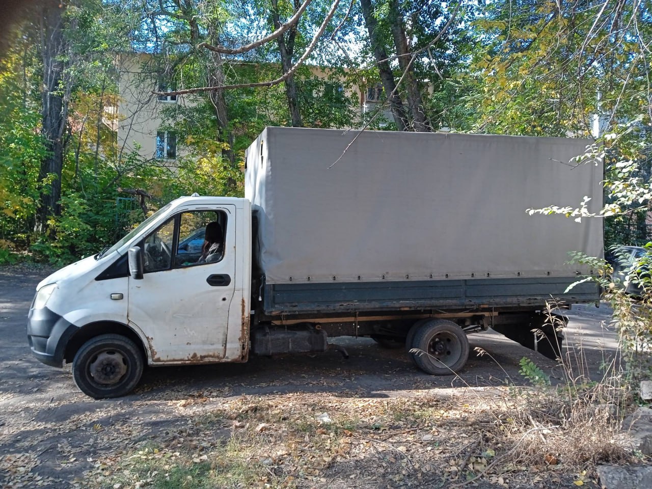 У саратовца конфисковали грузовик за торговлю контрафактом